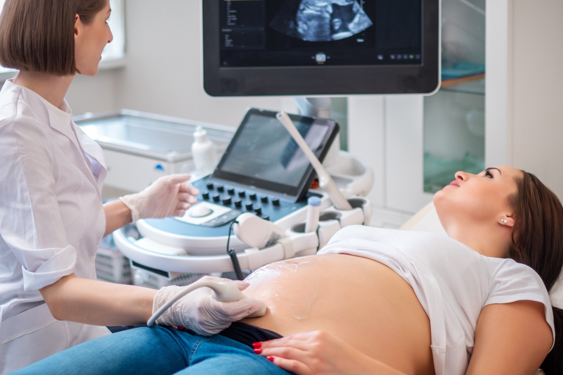Mujer embarazada en control médico.