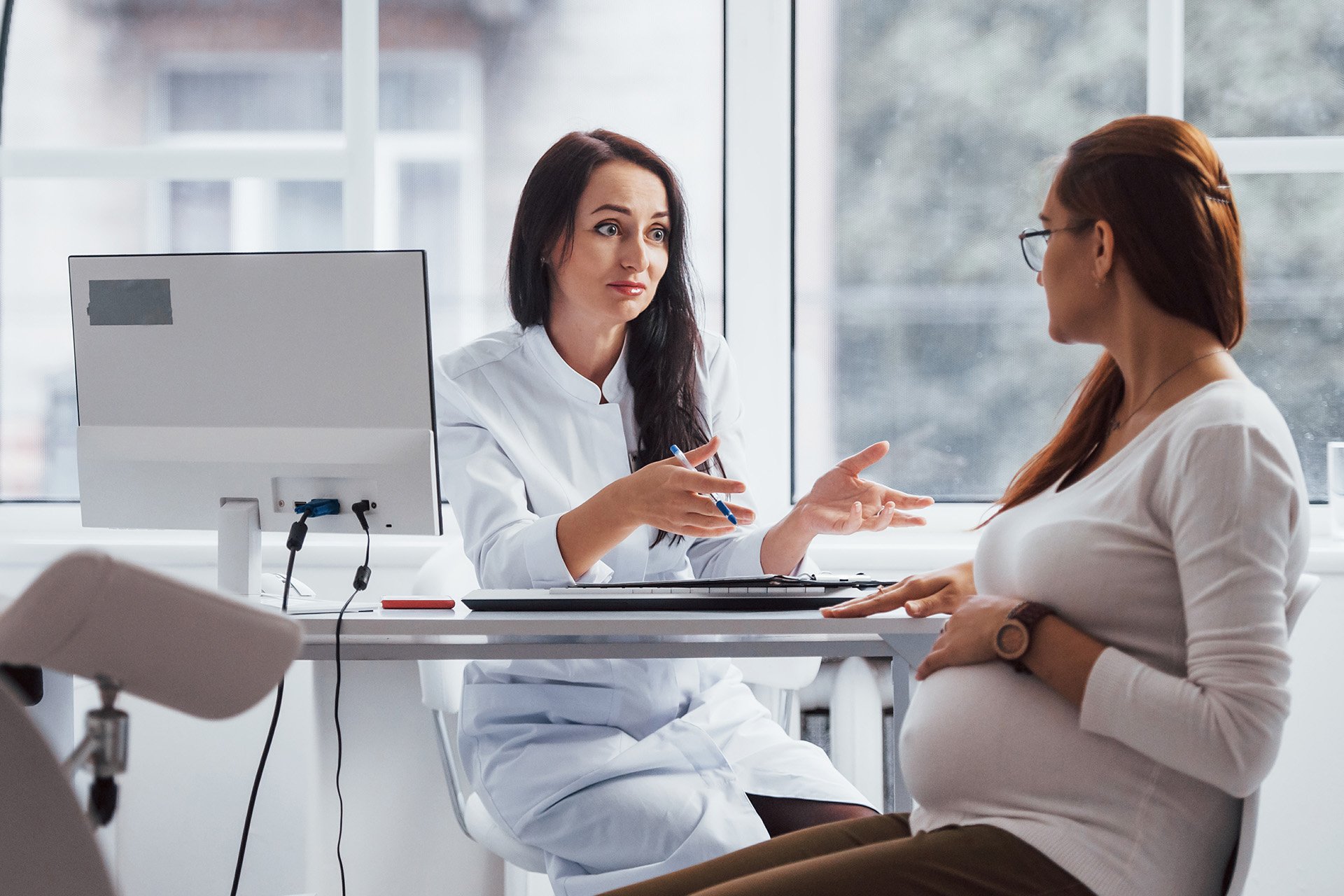 Mujer embarazada en control médico.