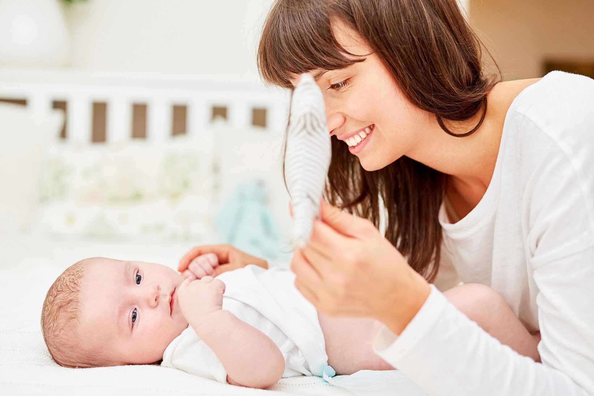 Mamá cambiando el pañal de su bebé.