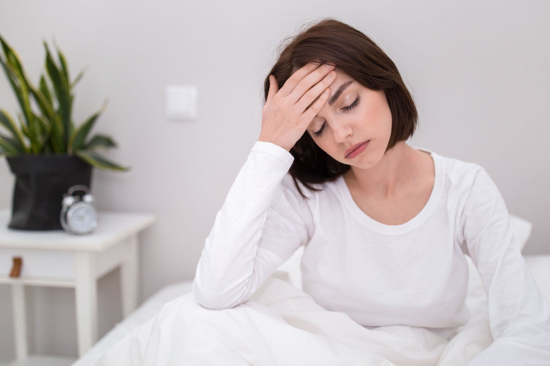 Mujer con dolor de cabeza.