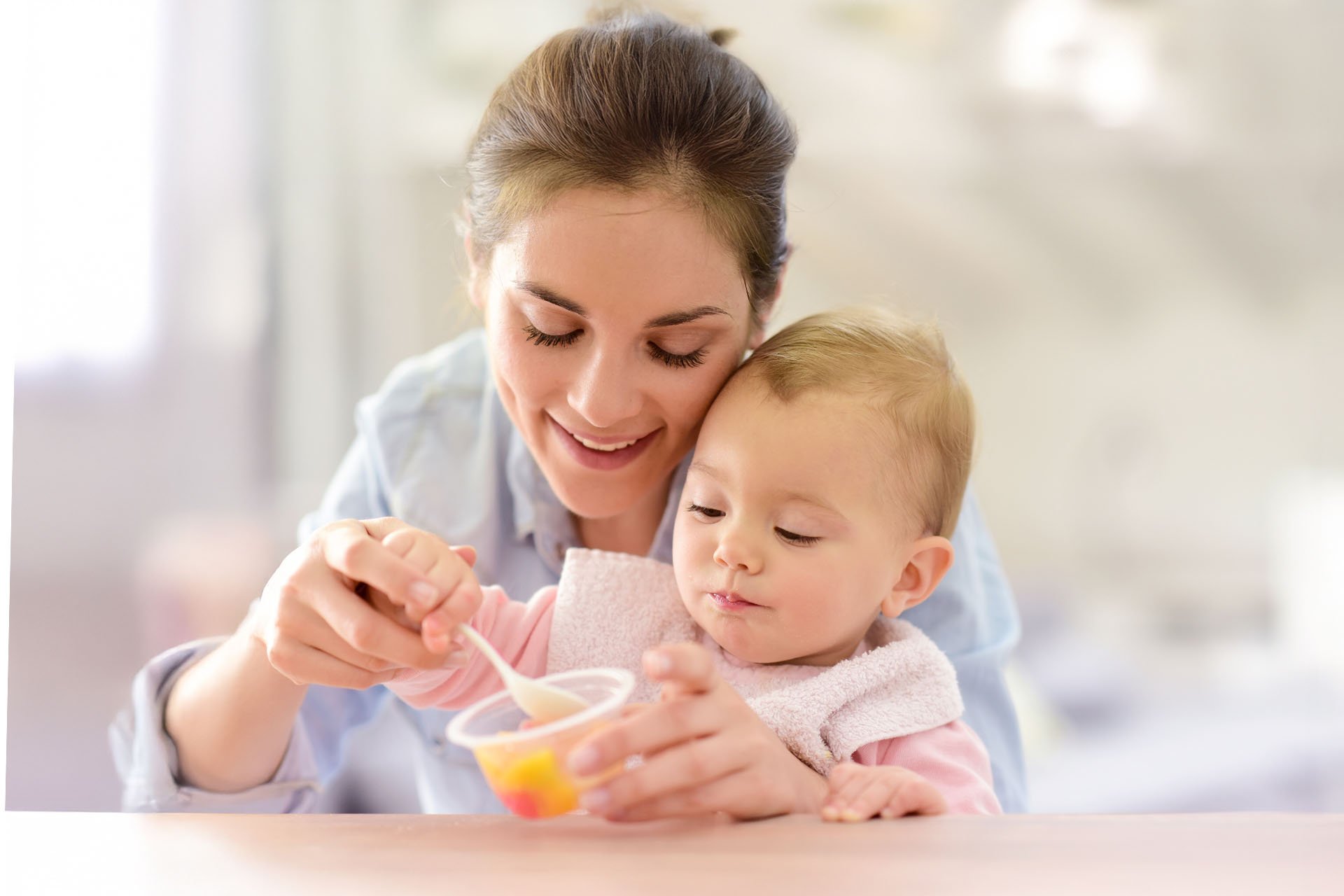 Mamá dando de comer a su bebé.