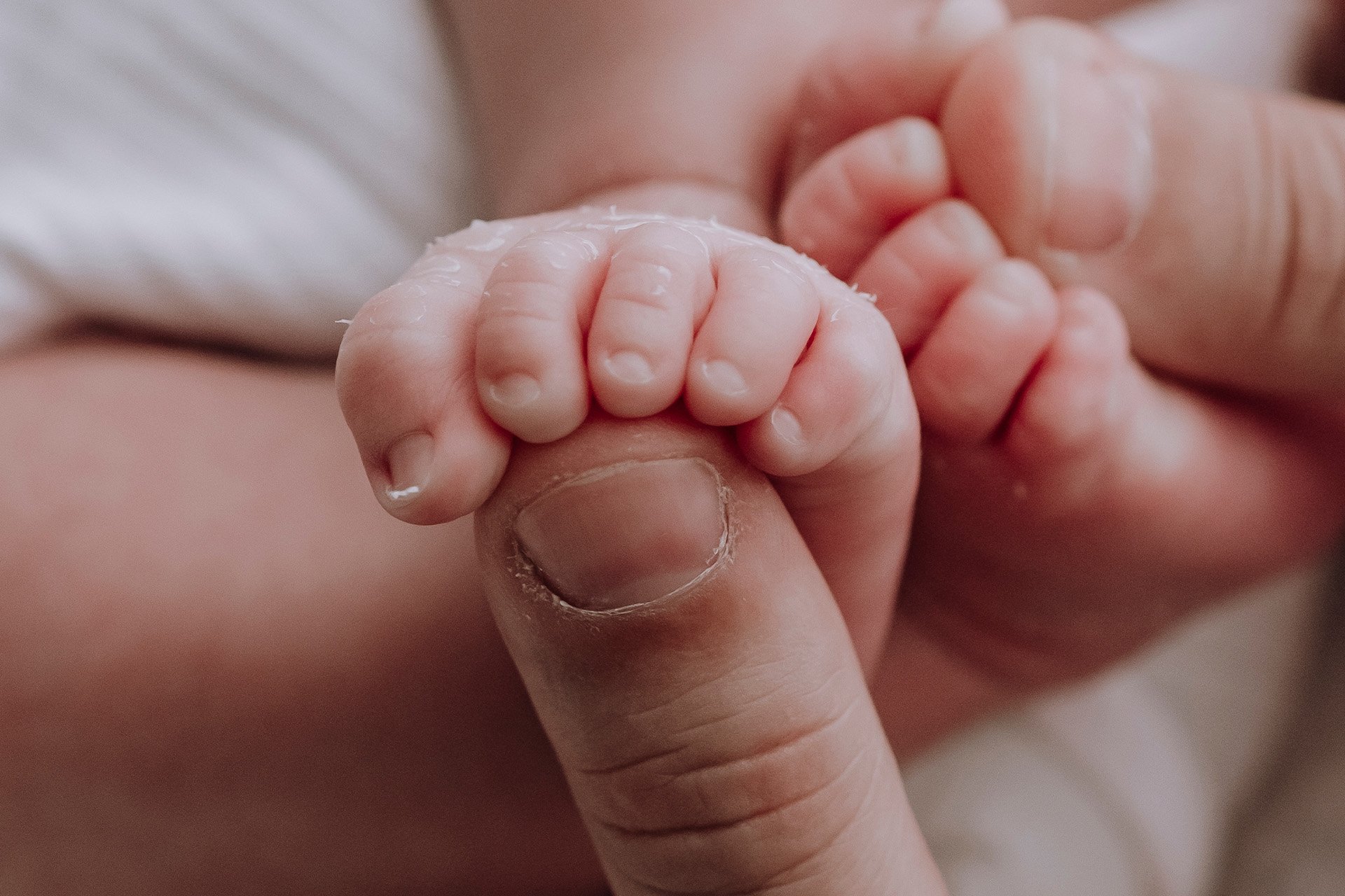 Manos de bebé y su papá.