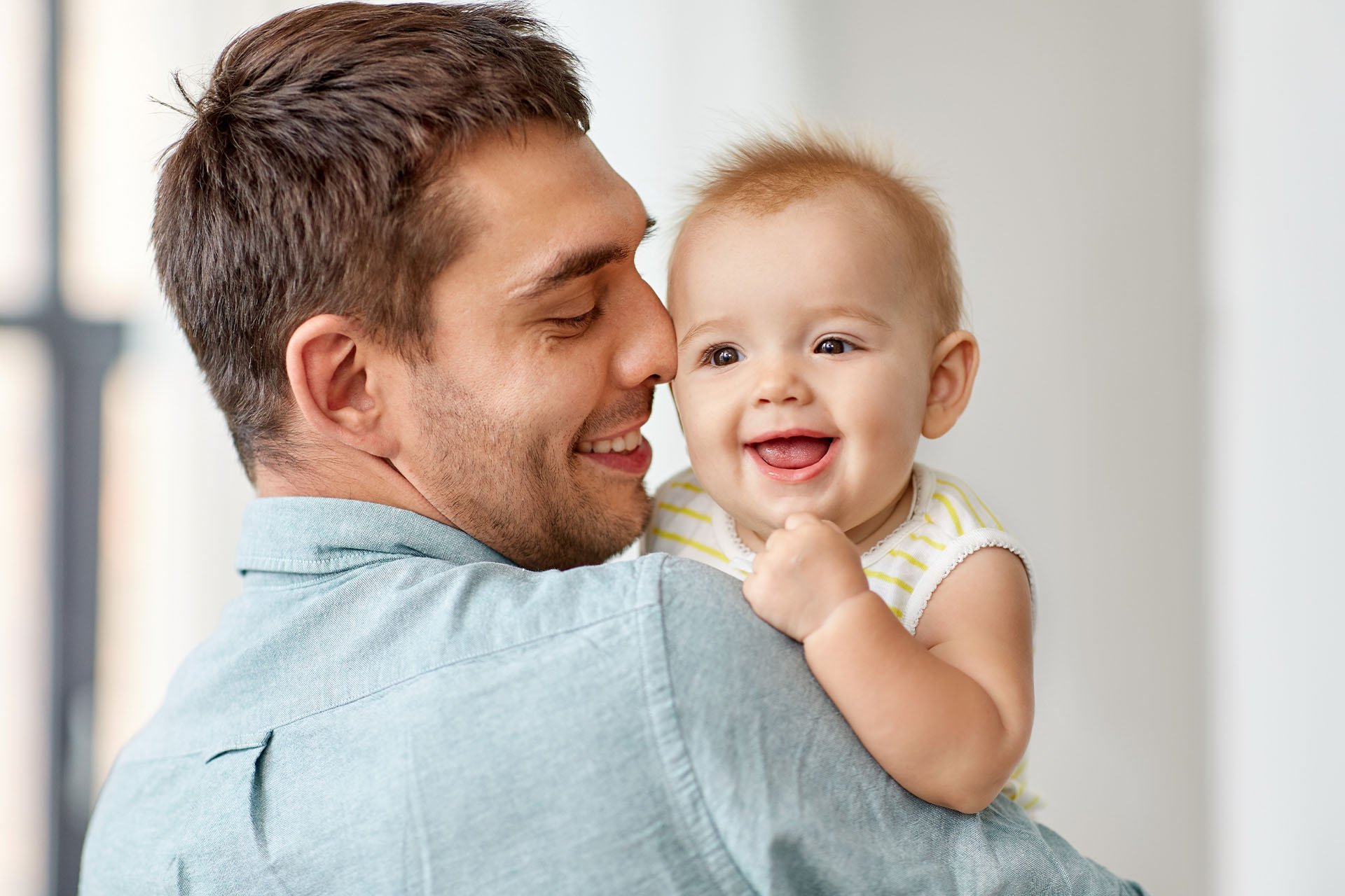 Papá cargando a su bebé.