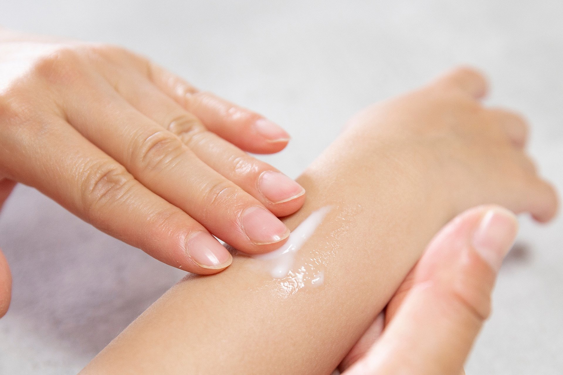 Brazo de bebé con crema.