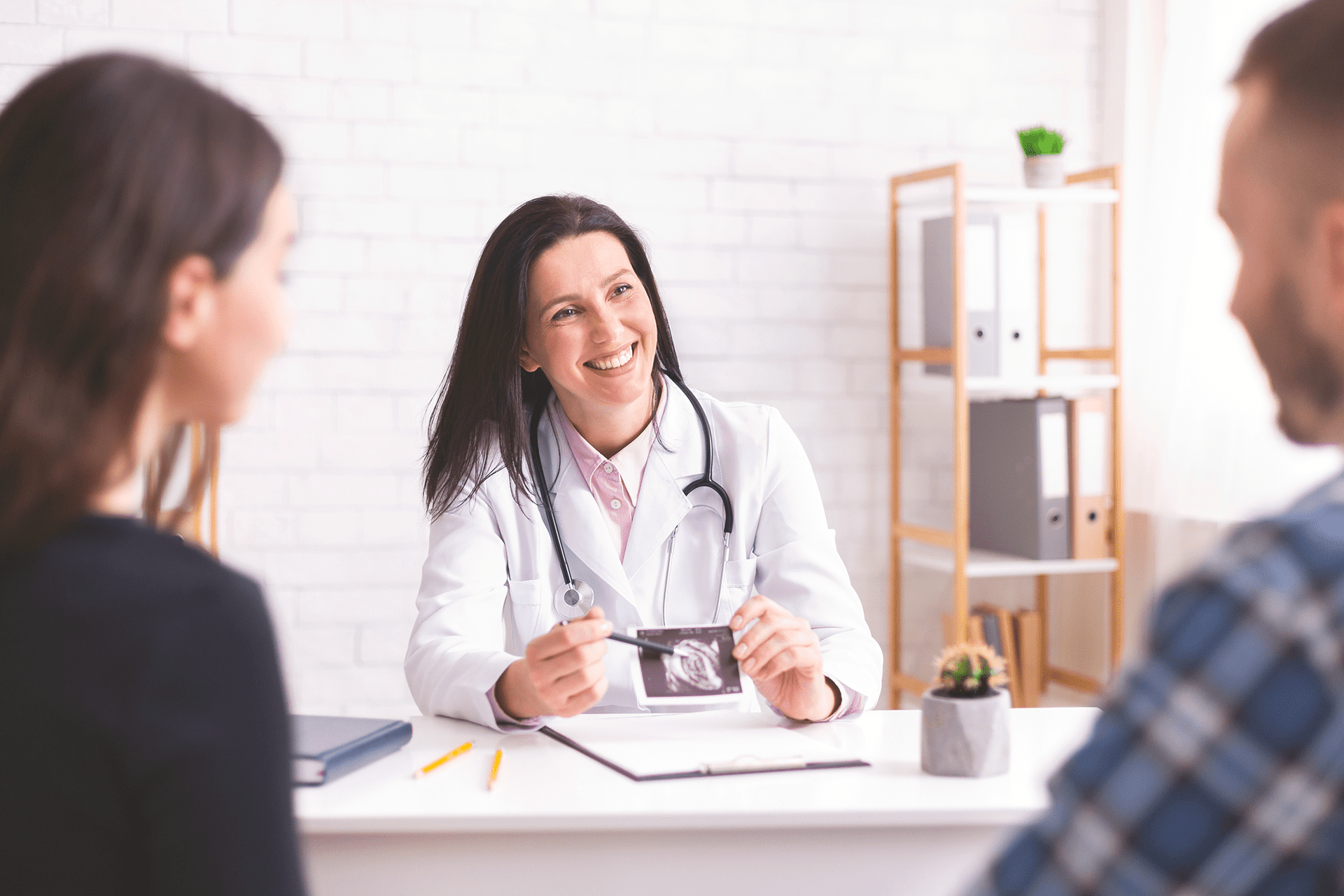 Pareja en consulta médica.