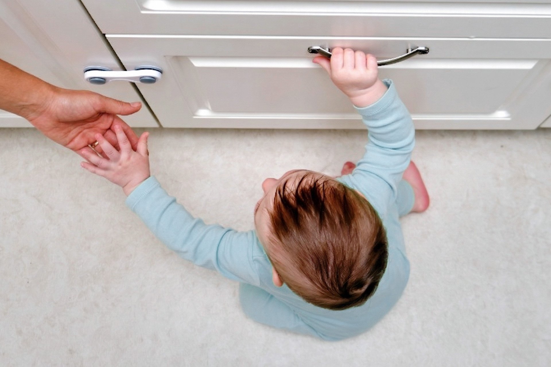 Bebé sosteniendo la mano de su mamá.