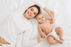 Bebé acostado acostado con su mamá
