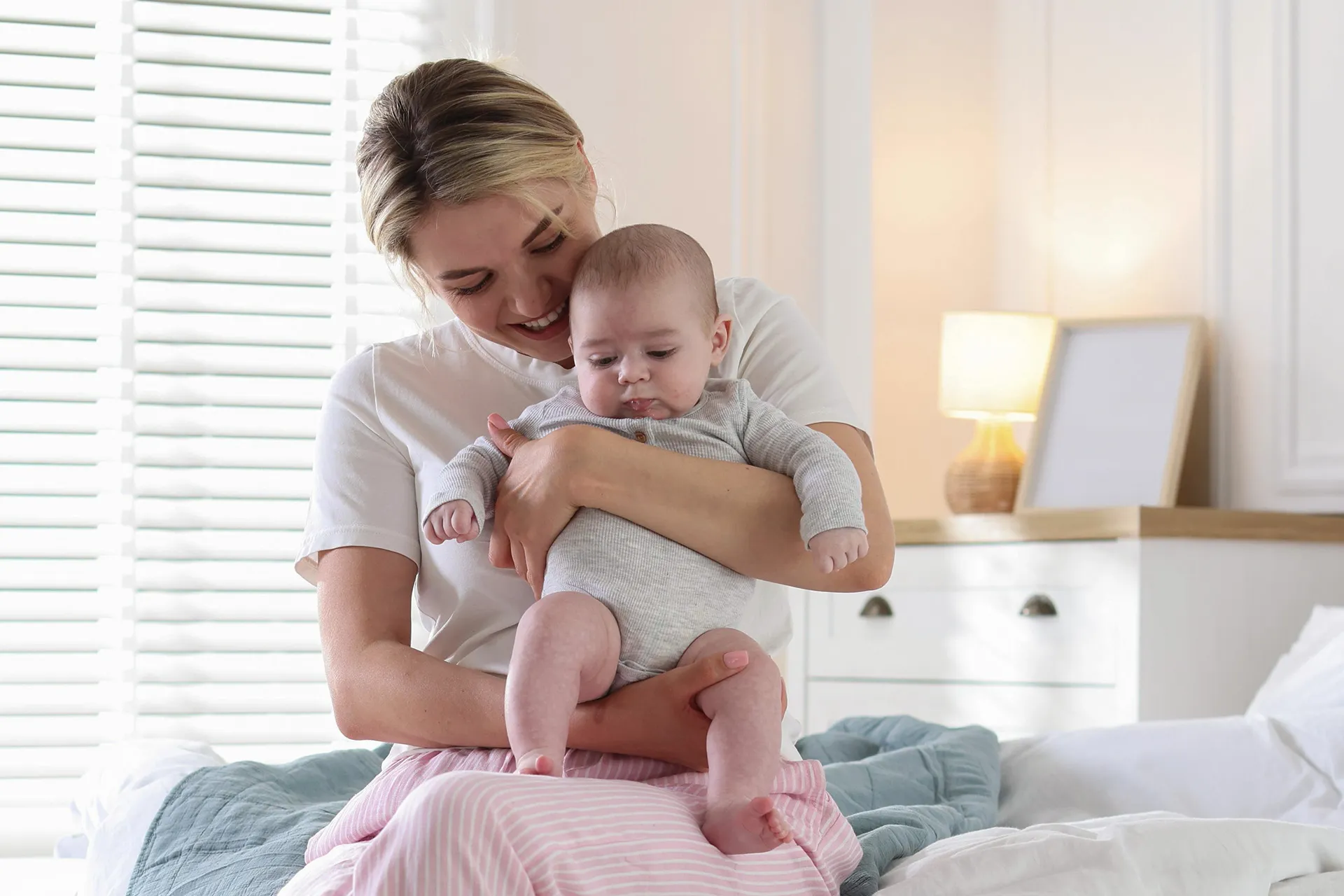 Mamá cargando a su bebé.