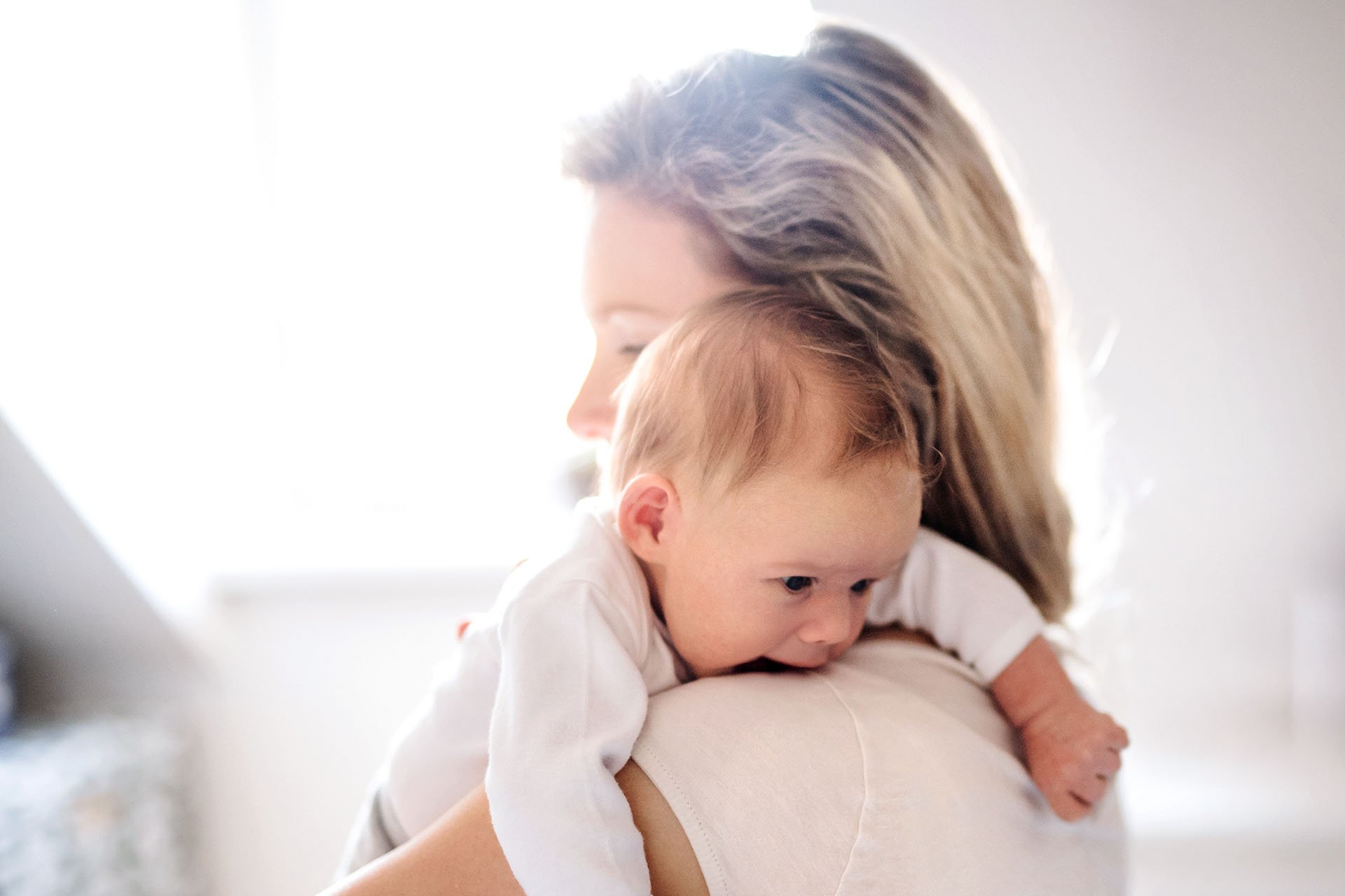 Mamá cargando a su bebé.