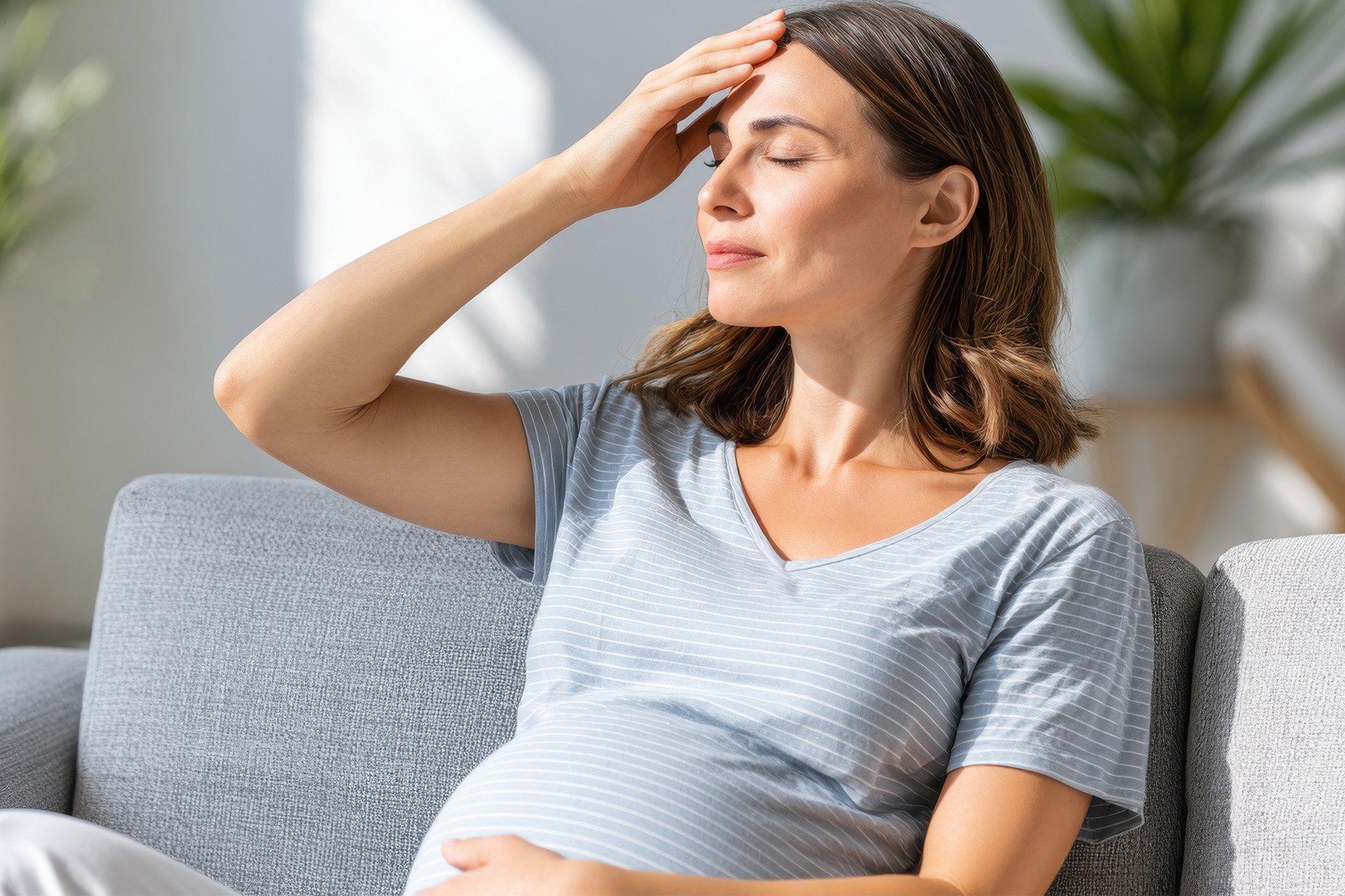 Mujer embarazada tomando sol.