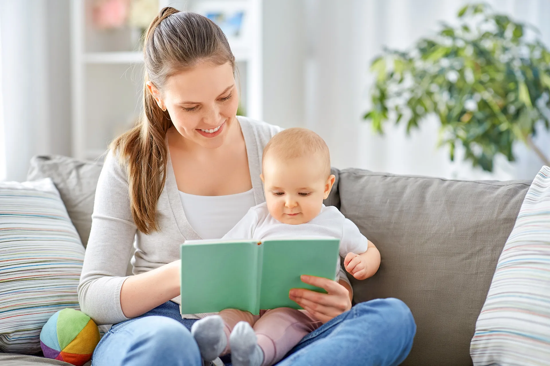 Mamá leyendo un libro a su bebé.