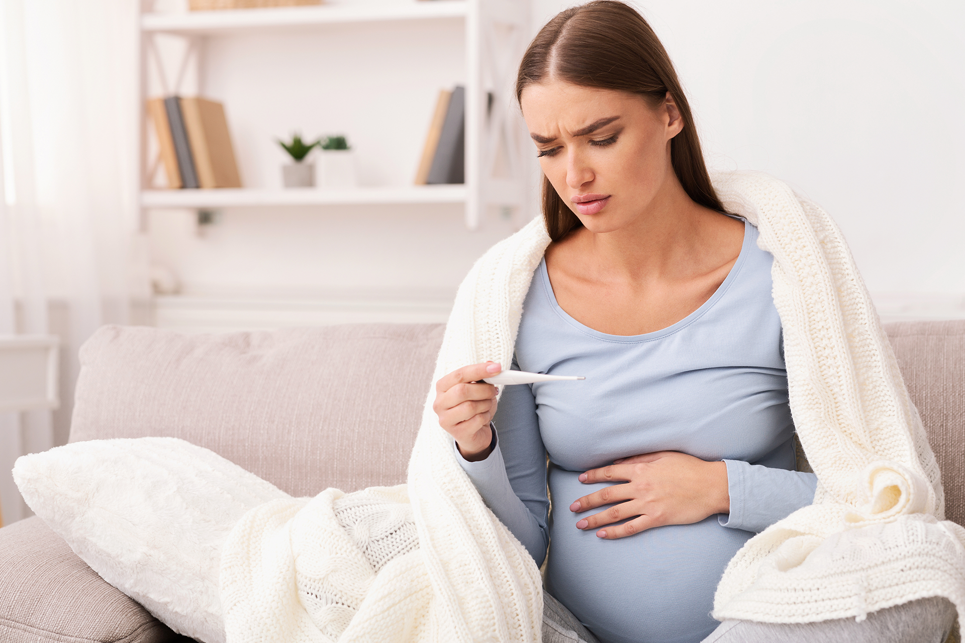 Mujer embarazada con malestar.