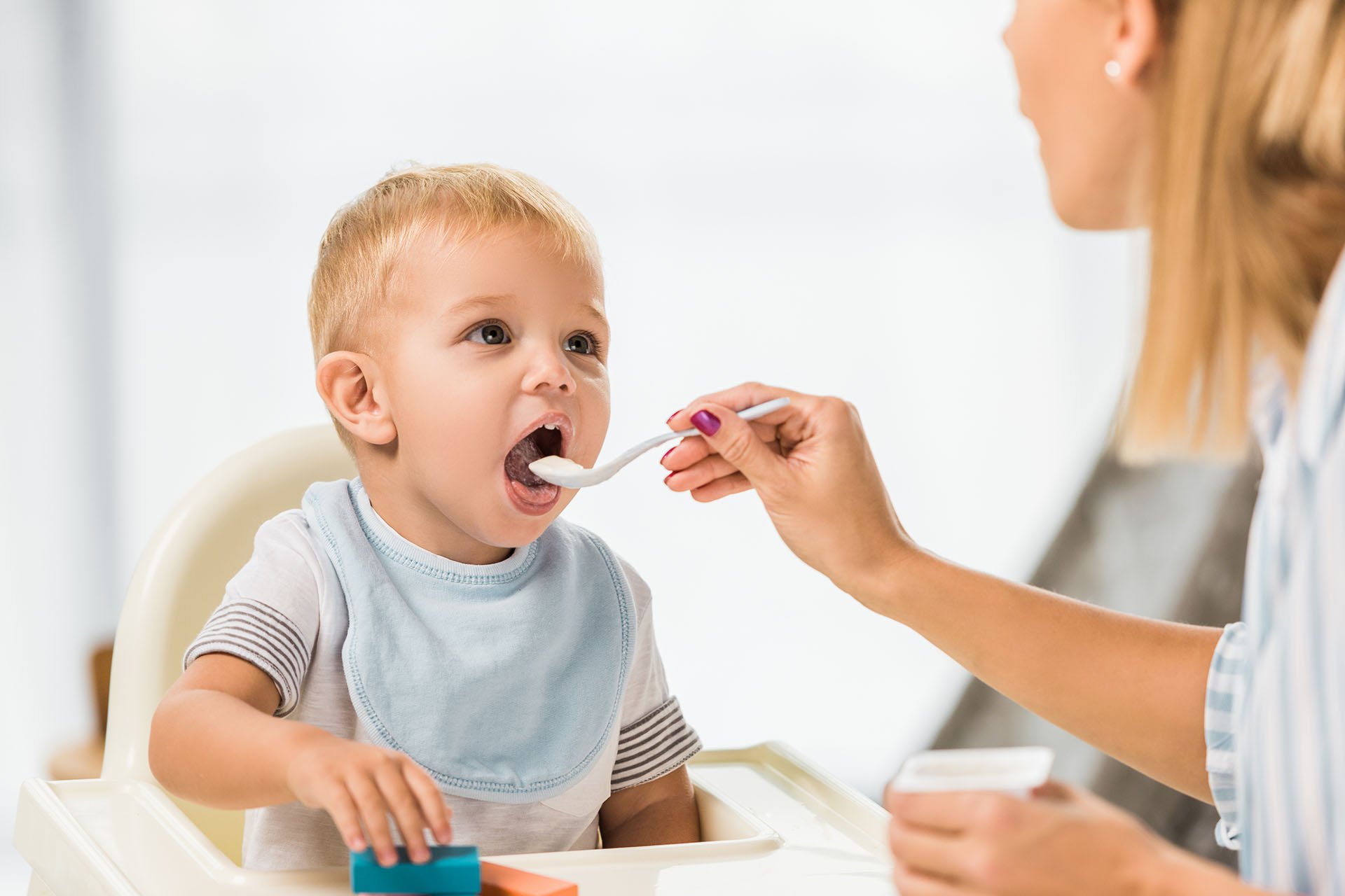 Mamá alimentando a su bebé.